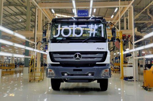 Daimler Resmikan Pabrik Bus dan Truk di Cikarang, Apa Keuntungannya?