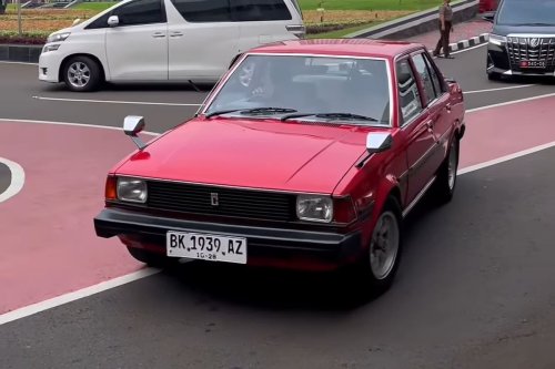 Uya Kuya Bawa Mobil Lawas Corolla DX ke Gedung DPR