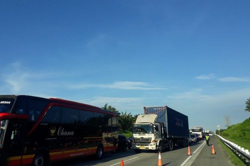 Aturan Jaga Jarak di Belakang Bus dan Truk Berbeda dengan Mobil Kecil