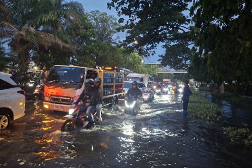 Waspada Lubang Tertutup Air, Ini Tips Aman Berkendara Saat Hujan