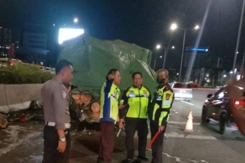 Bahaya Menyalip Kendaraan Lain Lewat Bahu Jalan Tol