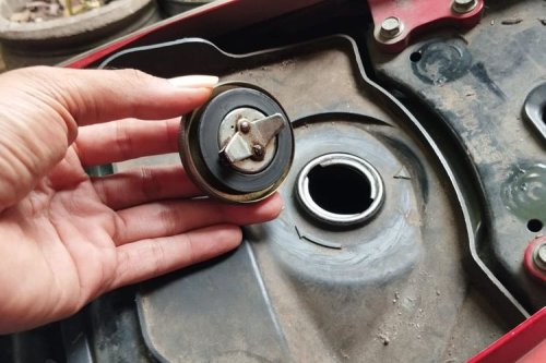 Sering Pakai Motor sampai BBM Habis, Ini Risiko yang Bisa Terjadi