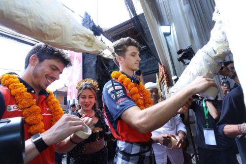 Joan Mir dan Luca Marini di Bali: Selami Budaya, Terpesona Ogoh-ogoh