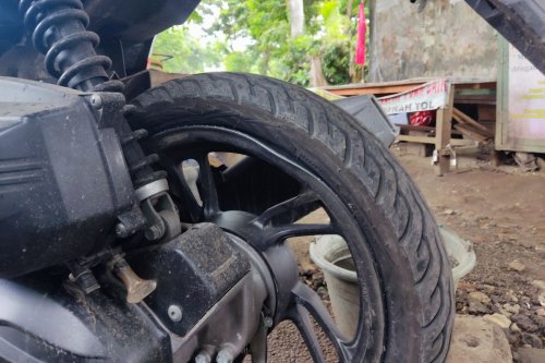 Kenali Tanda-tanda Roda Belakang Skutik Mau Copot