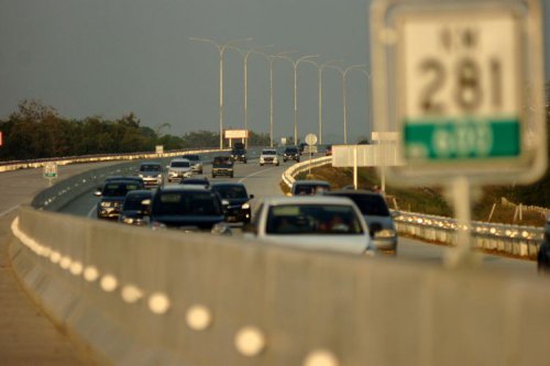 Pelek Pecah Hajar Lubang di Jalan Tol, Pengemudi Ini Klaim Ganti Rugi