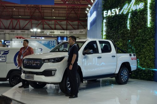 Isuzu, Isuzu D-Max, Foton eTunland vs Isuzu D-Max: Pikap EV atau Diesel untuk Medan Berat?