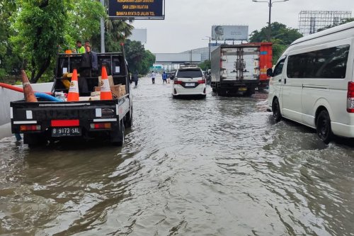 Waspada Saat Melibas Genangan, Risiko Ban Bisa Robek