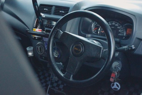Daihatsu, Daihatsu Ayla, Modifikasi Daihatsu Ayla: Sentuhan Shakotan dan Nuansa 90-an