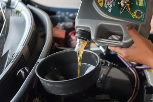 Jarak Vs Waktu, Kapan Oli Mesin Mobil Harus Diganti?
