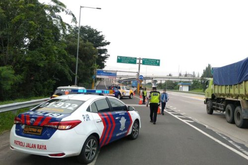 H-6 Nataru, Arus Kendaraan di Tol Layang MBZ Mulai Padat
