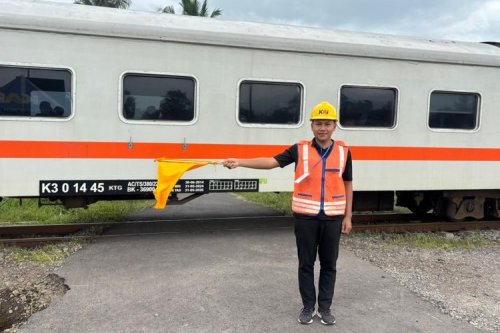 Kecelakaan Taksi Listrik Bekasi: Pentingnya Disiplin di Pelintasan KA