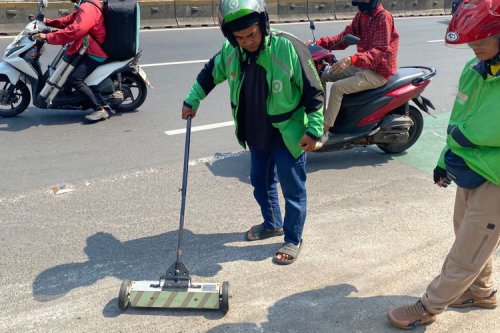 Ranjau Paku Masih Mengancam Pengendara di Jakarta