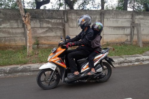Bahaya Anak Duduk di Depan, Motor Bisa Meluncur Tak Terkendali