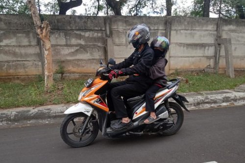 Bahaya Anak Duduk di Depan, Motor Bisa Meluncur Tak Terkendali