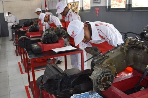 AHM Bawa Pendidikan Vokasi Otomotif ke Papua Barat Daya