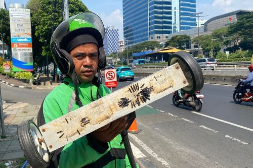 Ban Bocor Kena Ranjau Paku, Harga "Digetok" Tukang Tambal Ban