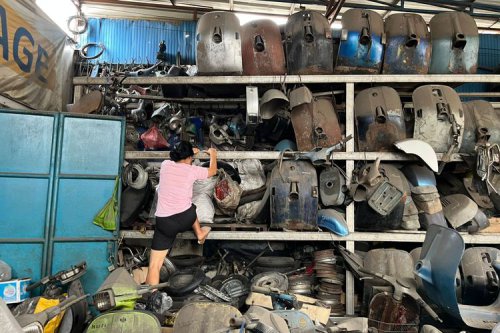 Montir Wanita Tangguh: Kisah Aphin dan Vespa Klasik