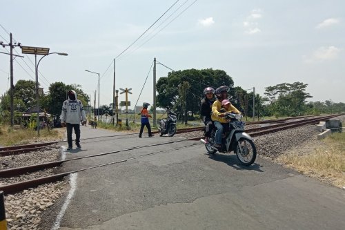 Meluruskan Mitos Tanggung Jawab Palang Pintu Pelintasan KA