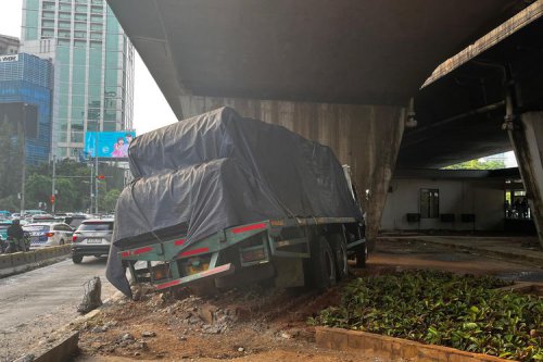 Truk Rem Blong di Slipi Petamburan, Sopir Banting Setir Hindari Tabrakan