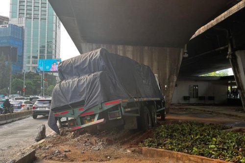 Truk Rem Blong di Slipi Petamburan, Sopir Banting Setir Hindari Tabrakan