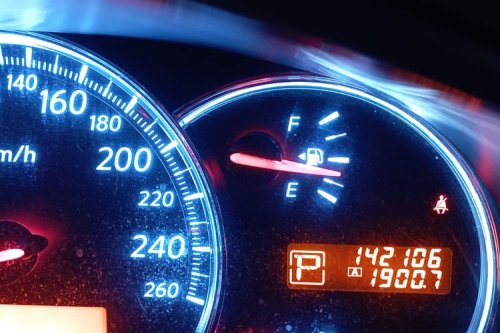 Indikator Bensin Mobil Sudah E, Masih Bisa Jalan Berapa Kilometer?