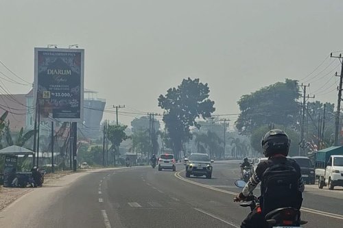 Kabut Asap Pekat Banjarbaru: Cara Berkendara Aman di Tengah Karhutla