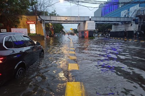 Jangan Abaikan Trotoar Terendam, Ini Sinyal Bahaya di Jalan Banjir
