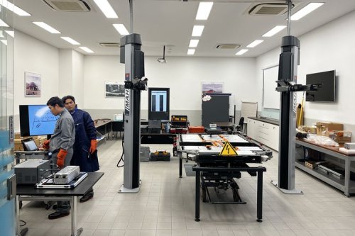 Porsche, Teknisi Mobil Listrik Porsche Sertifikasi Langsung di Singapura