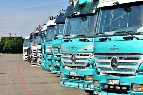 Kenapa Truk Ada yang Pakai Pelat Nomor Kuning dan Putih? Ini Artinya