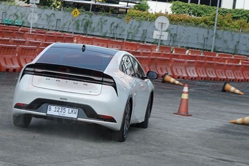 Toyota, Toyota Kembangkan Prius PHEV Bisa Minum Etanol