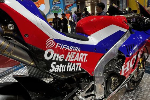 Logo FIFAstra Nempel di Motor Balap Honda HRC Castrol MotoGP