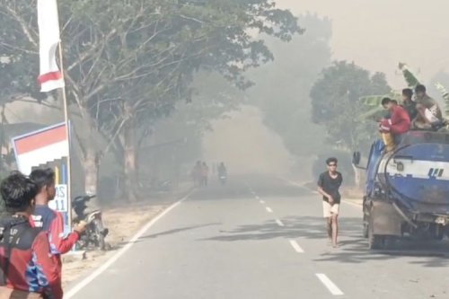 Melaju Aman di Tengah Asap Karhutla: Panduan Bagi Pengendara Motor