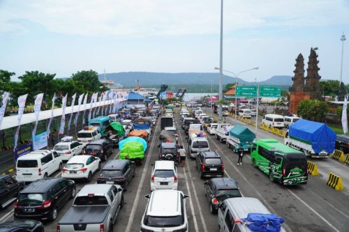 Langgar Aturan Mudik, Truk Sumbu Tiga Picu Antrean Kendaraan