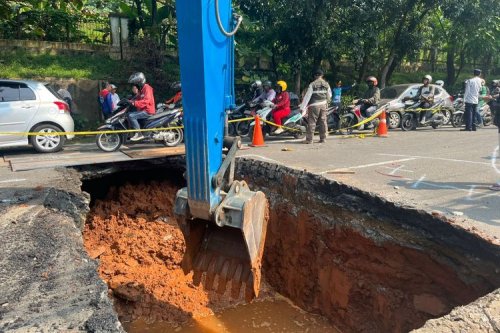 Kronologi Jalan Ambles di Lenteng Agung, Kendaraan Sempat Terperosok