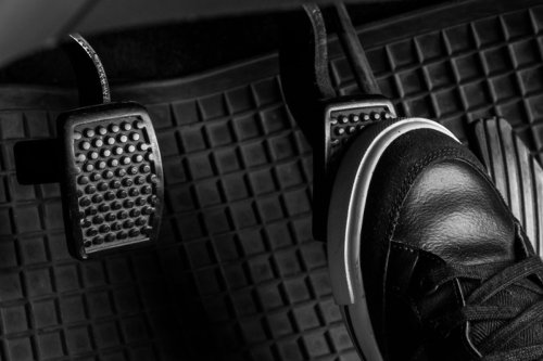 Mengemudi Mobil Matik: Bahaya Pakai Dua Kaki dan Cara Amannya