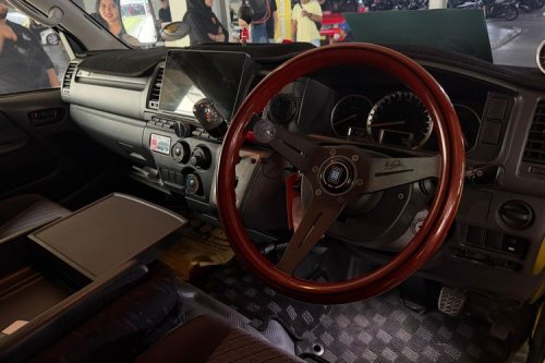 Toyota, Tampil Ceria, Toyota HiAce Bekas Kurir Disulap Jadi Mobil Pac-Man