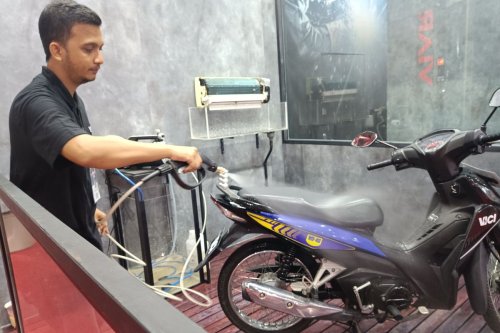 Jangan Asal Semprot, Cuci Steam Bisa Bikin Komstir Motor Cepat Aus