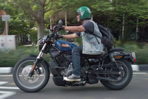 Parkir Moge di Mal, Pasar Mobil Listrik Turun