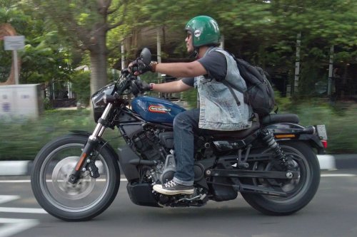 Parkir Moge di Mal, Pasar Mobil Listrik Turun