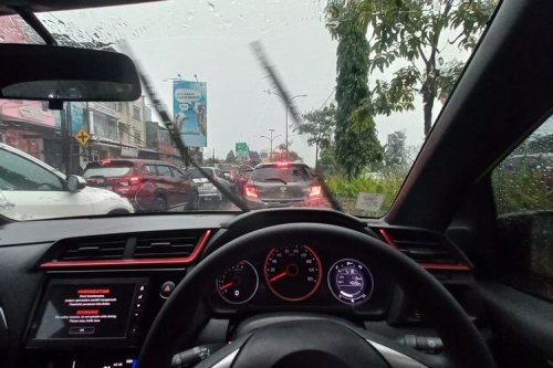 Lampu Utama Saat Hujan Lebat: Bukan Cuma Melihat, Tapi Terlihat!