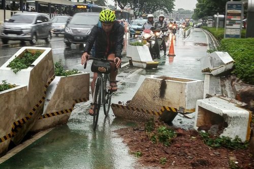 Hadang Motor di Jalur Sepeda, Aksi Perempuan di Sudirman Tuai Dukungan