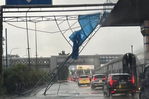 Waspada Cuaca Ekstrem, Papan Reklame Roboh di Jalan Tol Cawang