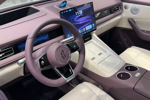 Berjumpa Mobil Listrik Huawei Aito M6 di Beijing