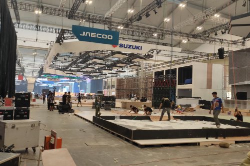 Intip Persiapan Booth Pameran Jelang GIIAS 2025
