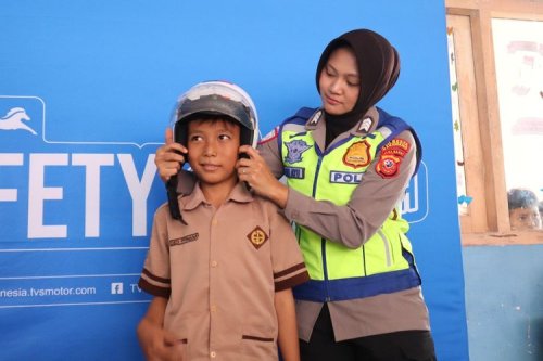 TVS Bagikan 100 Helm SNI ke Siswa SD Karawang