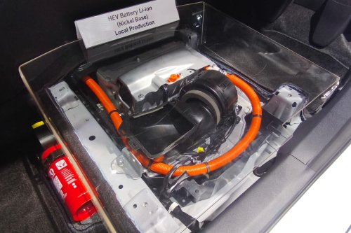 Tips Jaga Suhu Baterai Mobil Hybrid agar Tidak Overheat Saat Mudik