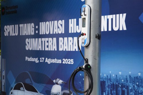 PLN dan Velasto Bangun SPKLU Pertama yang Menempel di Tiang Listrik