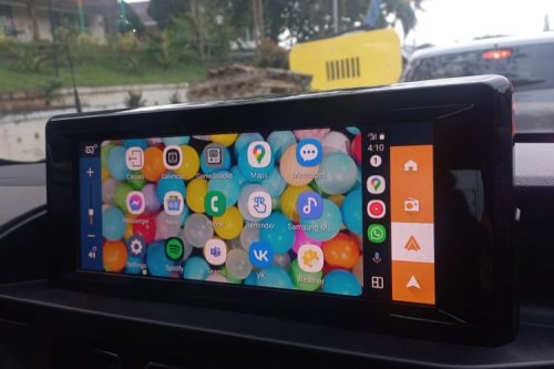 Mengemudi Sambil Nonton Video, Tinggal Tunggu Terjadi Kecelakaan!