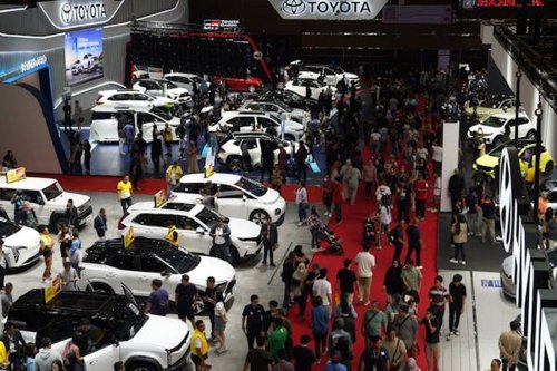 Mobil Baru Meluncur di IIMS, Banjir di Cawang
