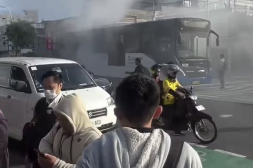 Bus Transjakarta B25 Keluarkan Asap, Penumpang Panik di Jatinegara